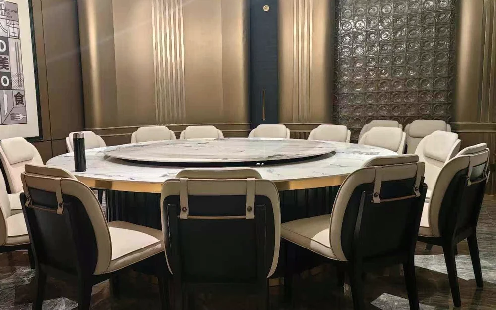 圆桌与餐椅配套现场 · 石纹圆桌 · 浅色餐椅 · 现场配套