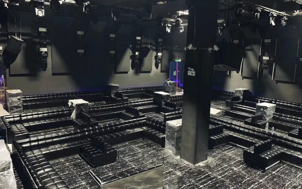 深色卡座与桌体配套 · 深色软包卡座 · 台面与桌体 · 现场配套