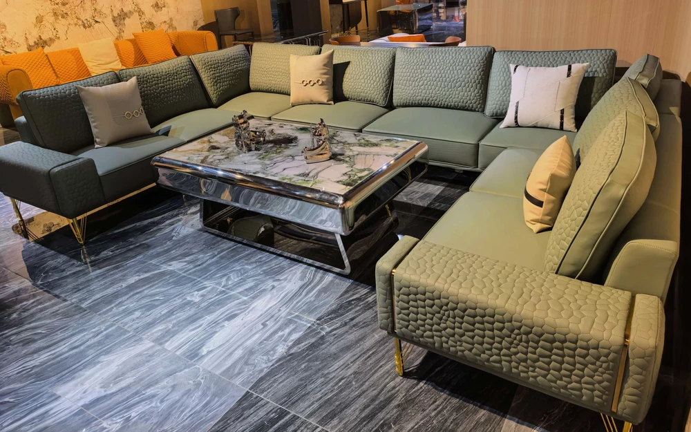 灰绿色转角沙发 · 绗缝靠背、转角座位与石纹茶几，展示家具细节和组合方式。