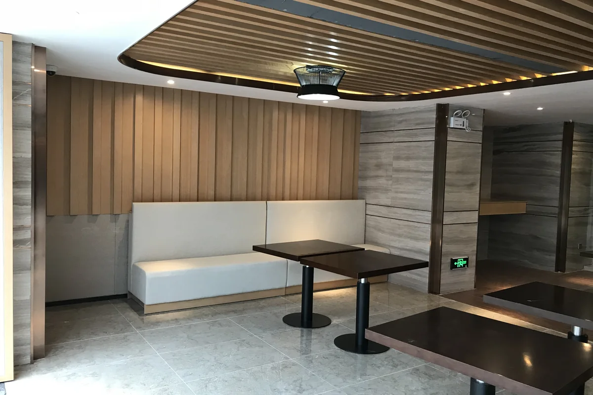 贵州六盘水上善酒店 · 卡座与餐桌