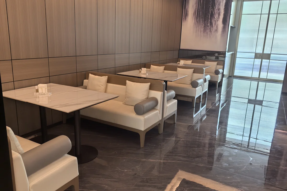深圳格林东方酒店 · 餐厅卡座与桌椅