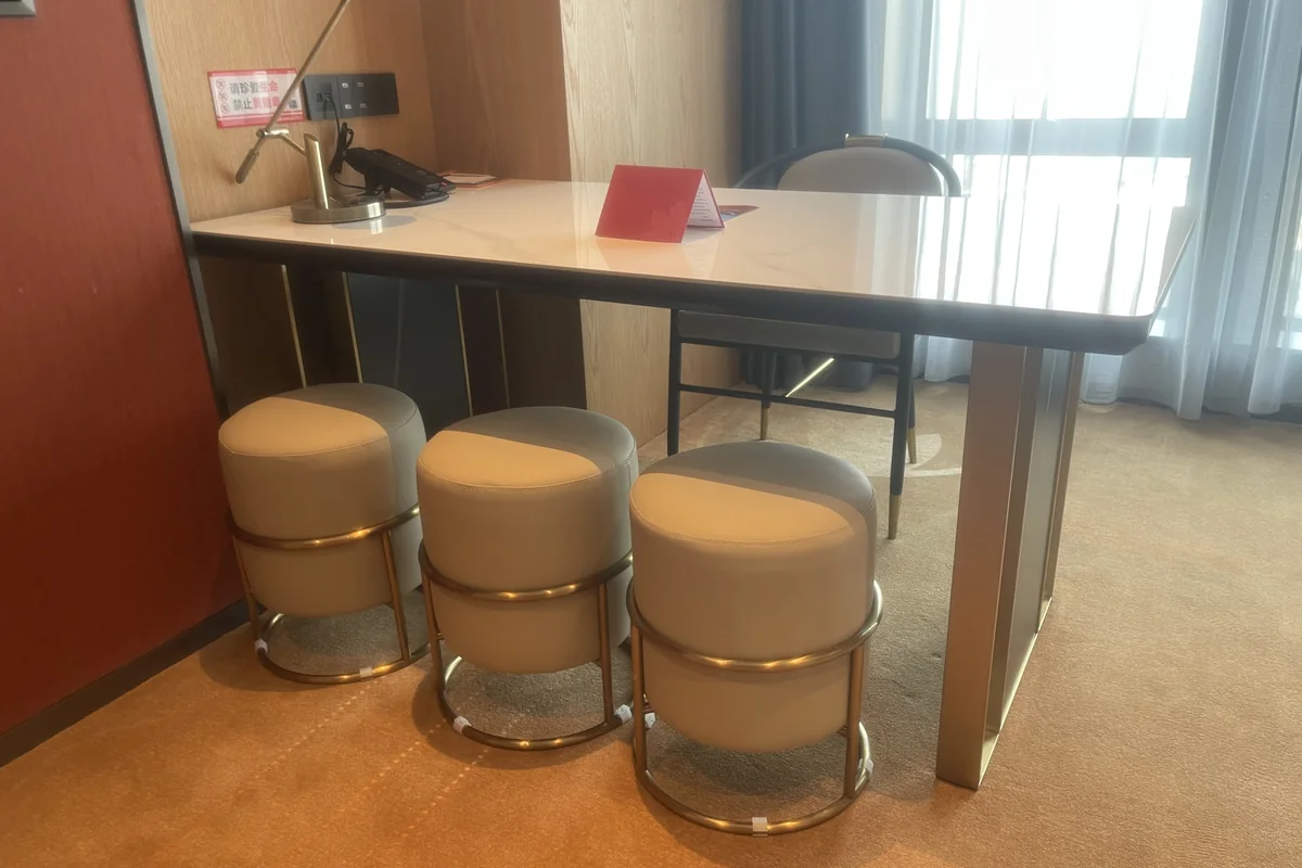 狮山季风酒店 · 吧台与高脚凳