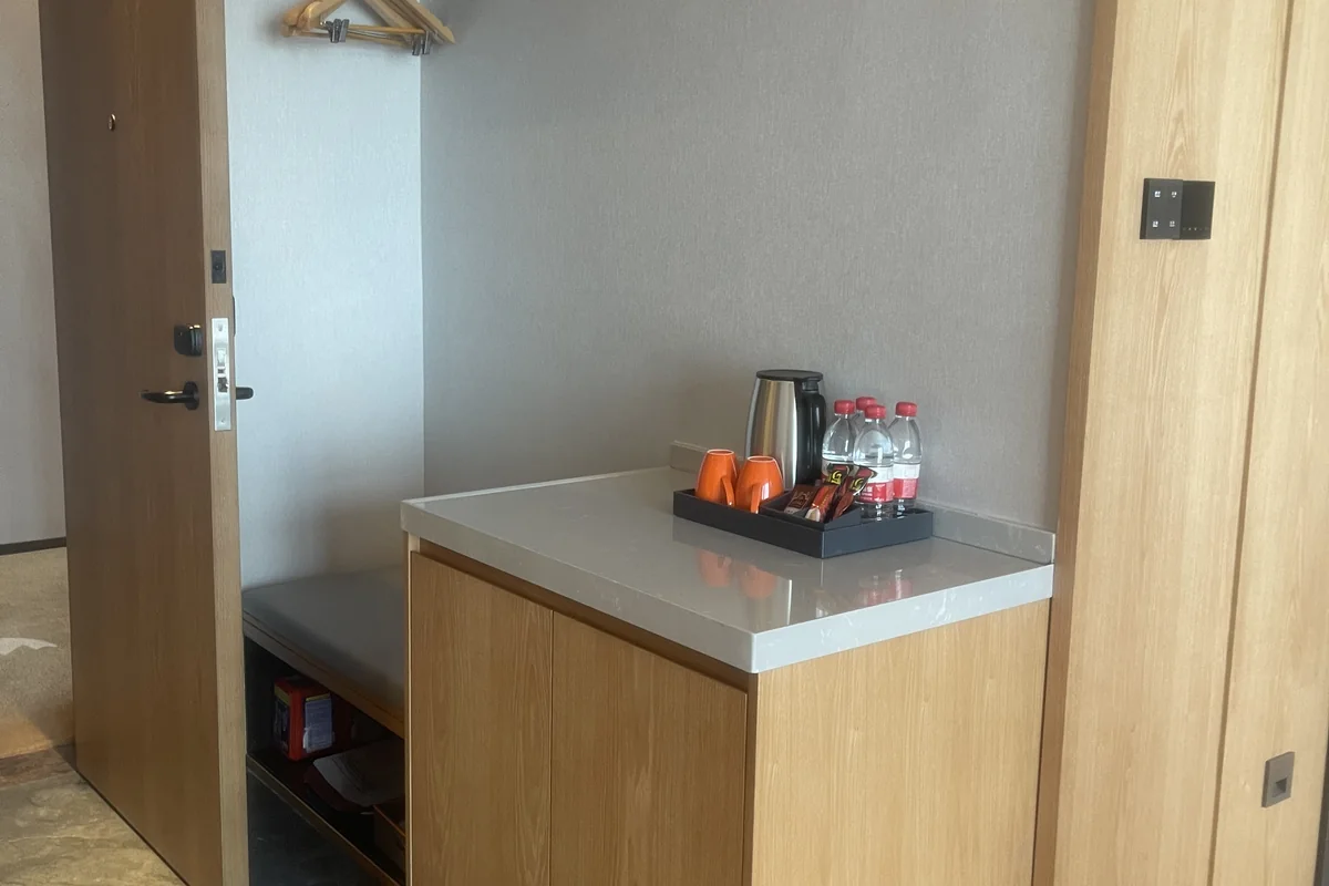 狮山季风酒店 · 客房茶水柜与挂衣区