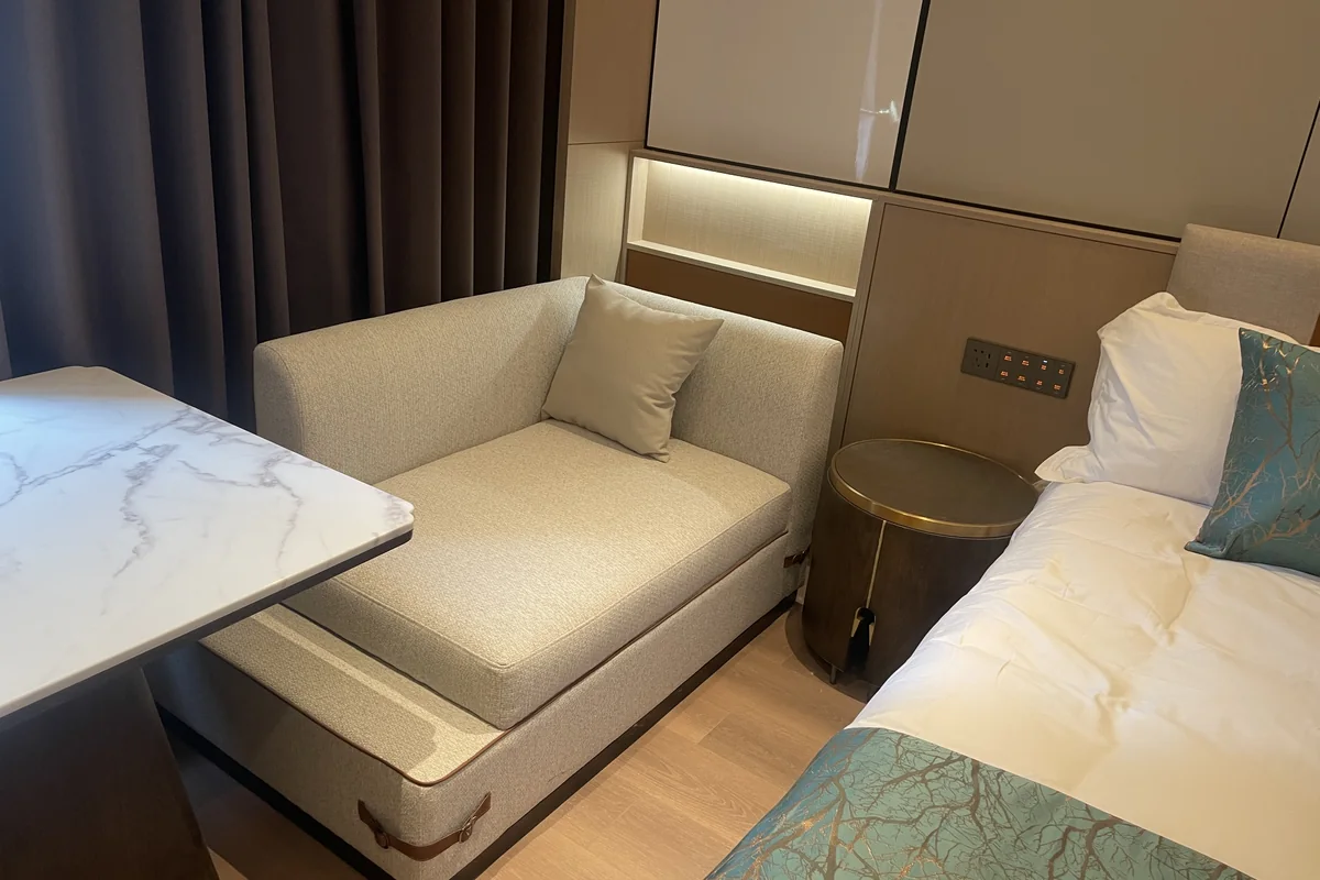 山东威海豪利维拉酒店 · 客房沙发与边桌