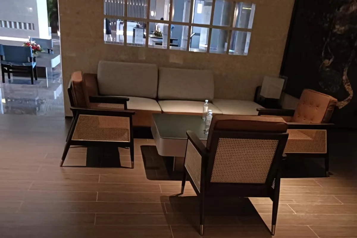 山东威海豪利维拉酒店 · 休闲区桌椅