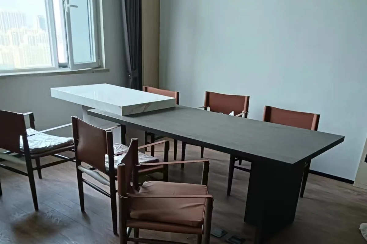 山东威海豪利维拉酒店 · 临窗餐桌与座椅