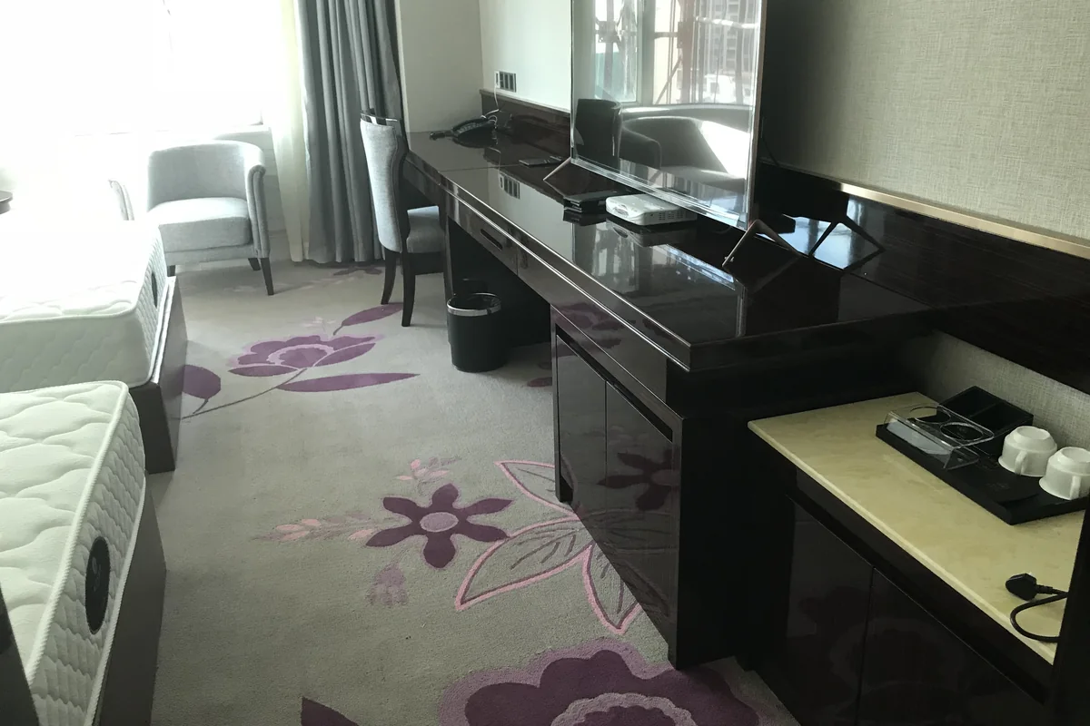 西樵金泉酒店 · 客房台柜与书桌