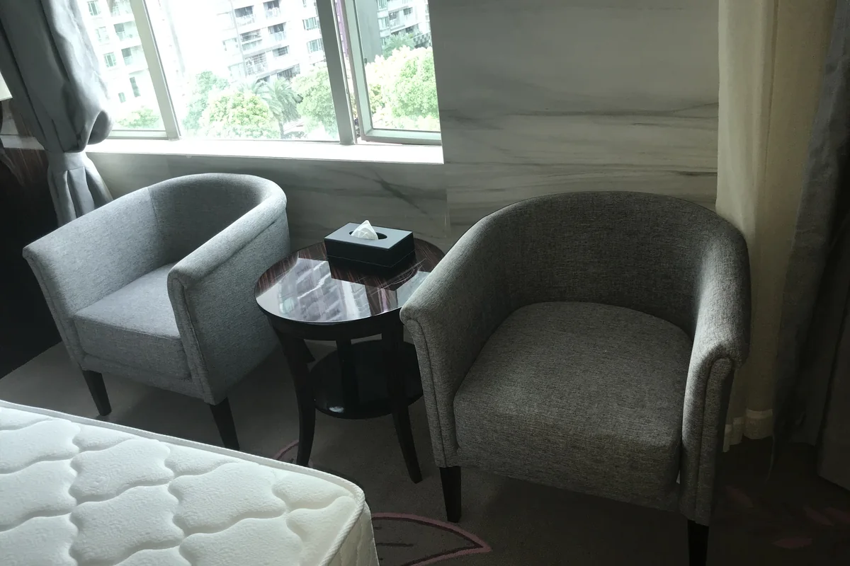 西樵金泉酒店 · 临窗休闲椅与圆茶几